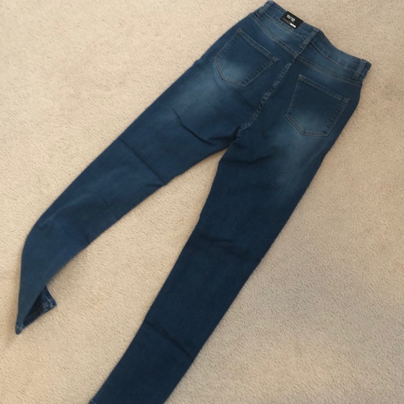 Fashion Nova Needing Something Jeans Medium Wash - Picture 5 of 5